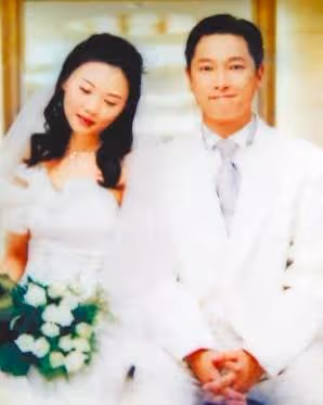 謝祖武甜寵老婆18年，節儉妻「買衣服不超千元」婚後零緋聞，結婚照隨身帶：絕世好男人