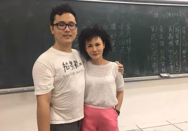 身教大過一切!譚敦慈教出2醫生兒「書房教育法」絕對不責罵,老公從小就灌輸:讀書是自己的責任