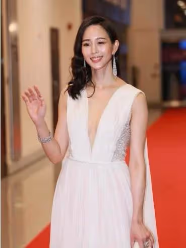 張鈞甯「高中舊照」流出! 單眼皮蒜頭鼻被指太一般,網友: 是人造美女?