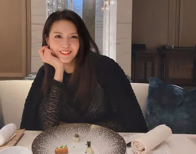 TVB知名女星曬泳裝照!身材豐滿凹凸有致,兩度原諒富商男友出軌