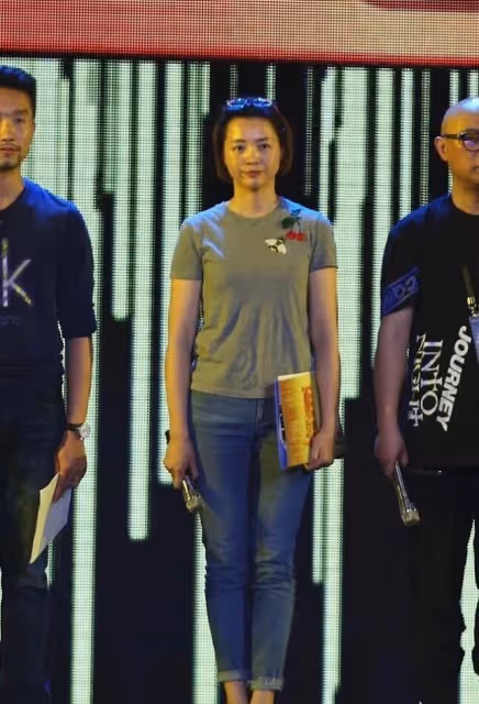 董卿也發福了，灰T恤配牛仔褲素顏出鏡