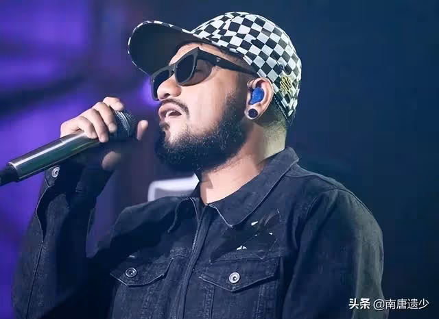 《披哥2》一公錄製完畢，哥兒們一同聚餐，現場禮物有創意