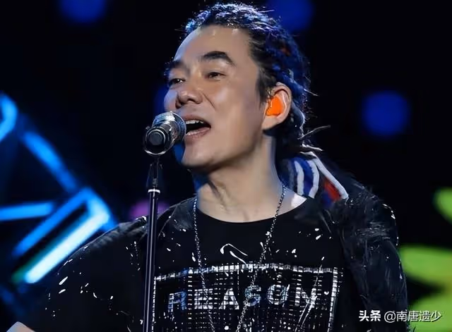 《披哥2》一公錄製完畢，哥兒們一同聚餐，現場禮物有創意
