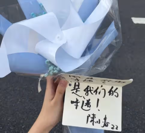 《披哥2》一公錄製完畢，哥兒們一同聚餐，現場禮物有創意