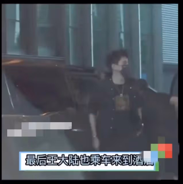 《披哥2》一公錄製完畢，哥兒們一同聚餐，現場禮物有創意
