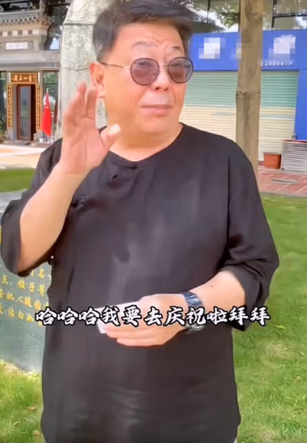 知名港星盼20天終獲內地居住證！迫不及待曬出證件，難掩興奮之情