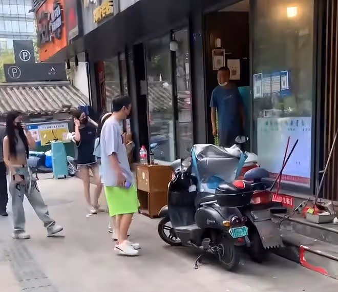 王思聰曬照打卡網紅店！吃16元肥腸粉大讚7元鍋盔，一桌不到百元