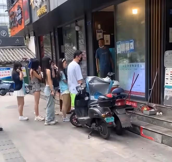 王思聰曬照打卡網紅店！吃16元肥腸粉大讚7元鍋盔，一桌不到百元