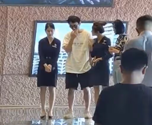 王思聰曬照打卡網紅店！吃16元肥腸粉大讚7元鍋盔，一桌不到百元