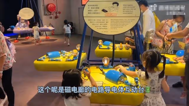 郭富城妻子獨自帶娃逛恐龍館,馬不停蹄趕補習班,方媛露面顯疲憊