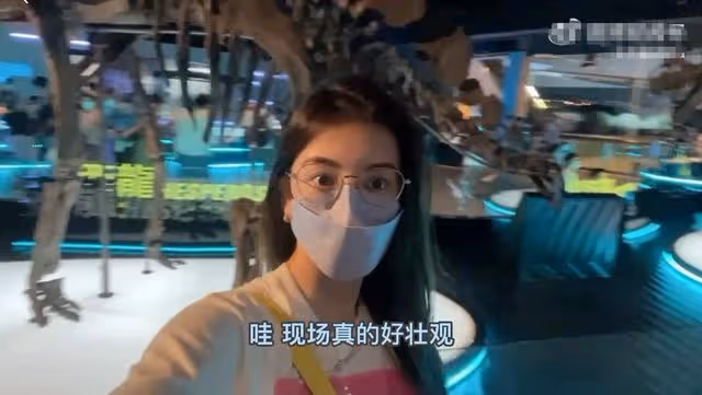 郭富城妻子獨自帶娃逛恐龍館,馬不停蹄趕補習班,方媛露面顯疲憊