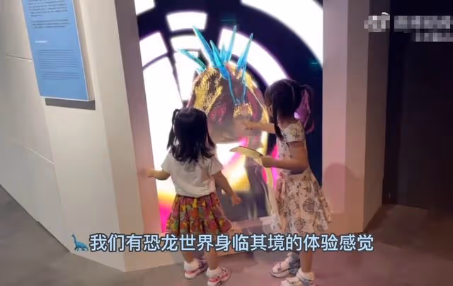 郭富城妻子獨自帶娃逛恐龍館,馬不停蹄趕補習班,方媛露面顯疲憊