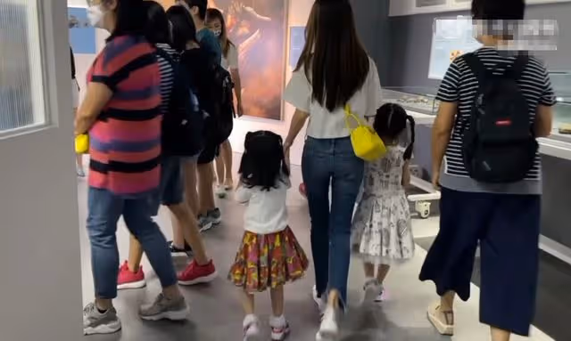 郭富城妻子獨自帶娃逛恐龍館,馬不停蹄趕補習班,方媛露面顯疲憊