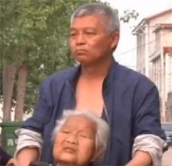 回顧 91歲母親回家養病,兒子含淚拒絕:放您進來,對不起我老婆