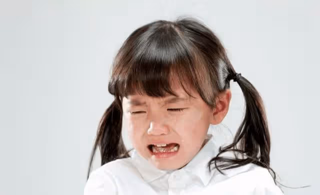 親戚來我家不允許我的孩子上桌,還欺負她,我發飆是對的嗎?