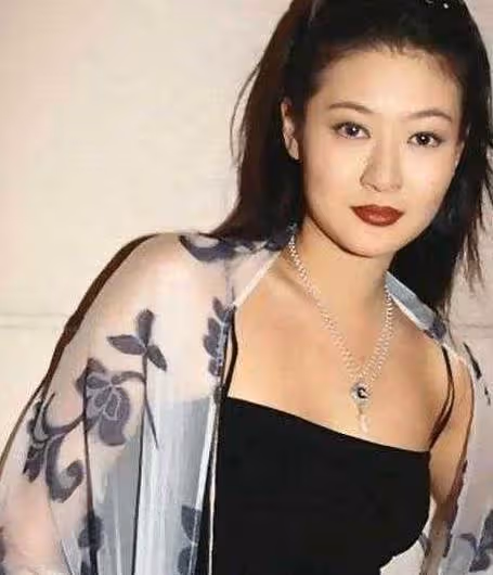 留下滿月兒離世!29歲女星產子半月去世「王菲經紀人收養其子」,今19歲陽光帥氣「感謝養母恩情」:絕不進演藝圈
