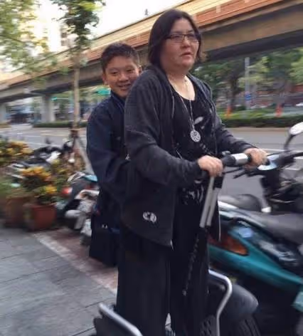 留下滿月兒離世!29歲女星產子半月去世「王菲經紀人收養其子」,今19歲陽光帥氣「感謝養母恩情」:絕不進演藝圈