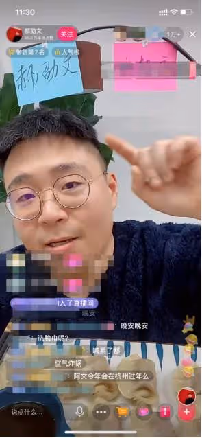 曾拒絕親梅艷芳,三歲賺千萬身家卻被父母敗光,郝邵文憑帶貨翻紅