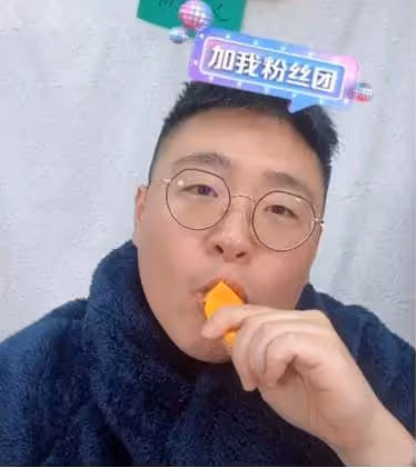 曾拒絕親梅艷芳,三歲賺千萬身家卻被父母敗光,郝邵文憑帶貨翻紅
