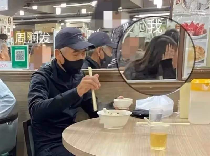 66歲周潤發餐廳吃飯私照流出,頭髮花白身形瘦削,「牛肉麵+白開水」樸素無比,曾裸捐56億,66歲無兒無女
