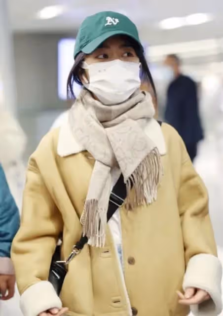 回顧:31歲譚松韻穿得似學生!外套配了綠帽子可愛清純,像是18歲!