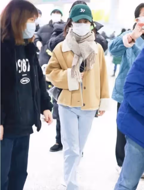 回顧:31歲譚松韻穿得似學生!外套配了綠帽子可愛清純,像是18歲!