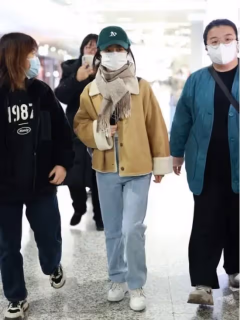 回顧:31歲譚松韻穿得似學生!外套配了綠帽子可愛清純,像是18歲!