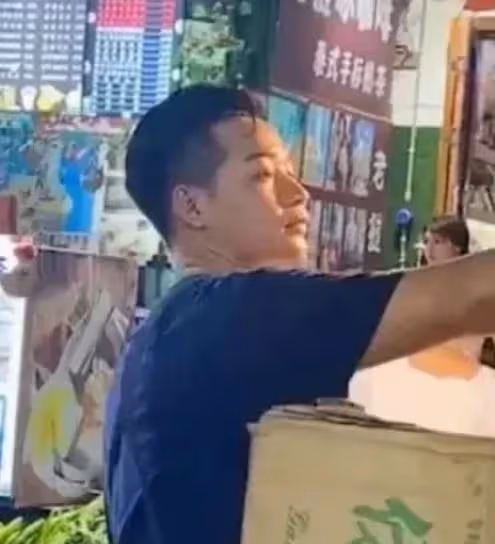 側臉神似已故男星張國榮　雲南燒烤店老闆引熱議