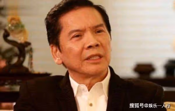 他是香港真正的大佬,連向華強都禮讓三分,卻唯獨待趙麗穎像女兒