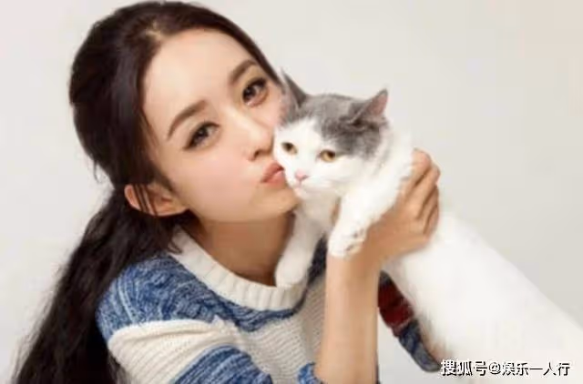 他是香港真正的大佬,連向華強都禮讓三分,卻唯獨待趙麗穎像女兒