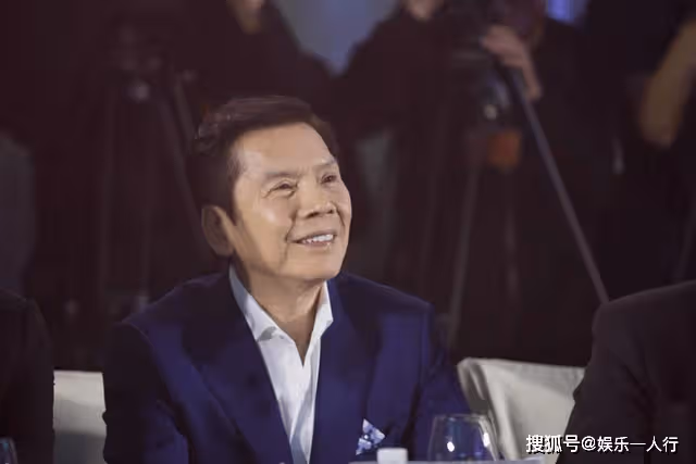 他是香港真正的大佬,連向華強都禮讓三分,卻唯獨待趙麗穎像女兒