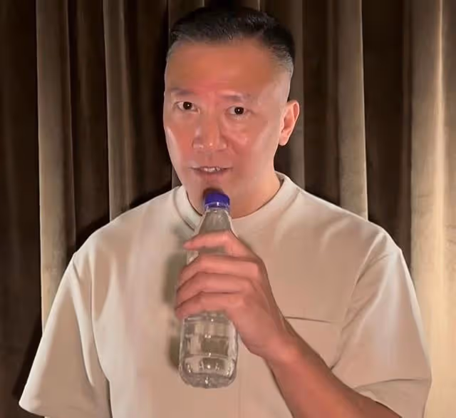 TVB前知名男星低調復出!遭吐槽年齡太大,被曝和同性友人曖昧