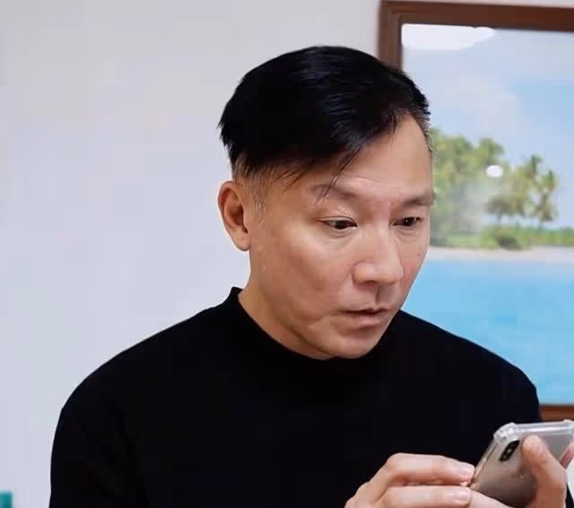 TVB前知名男星低調復出!遭吐槽年齡太大,被曝和同性友人曖昧