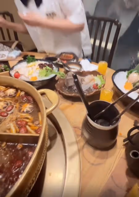 一眾港星齊聚杭州吃麻辣火鍋!郭少芸定居當地,黎耀祥夫婦秀恩愛