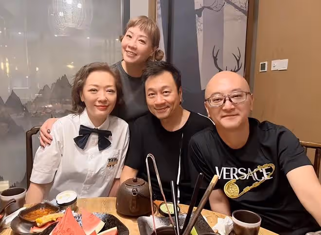 一眾港星齊聚杭州吃麻辣火鍋!郭少芸定居當地,黎耀祥夫婦秀恩愛