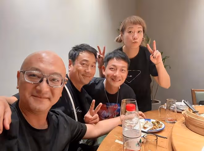 一眾港星齊聚杭州吃麻辣火鍋!郭少芸定居當地,黎耀祥夫婦秀恩愛
