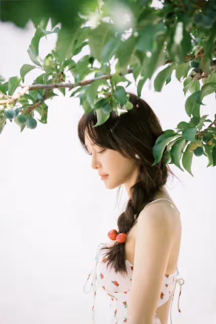 秦嵐曬美照慶43歲生日!穿露背弔帶大秀好身材,膚白貌美仍似少女