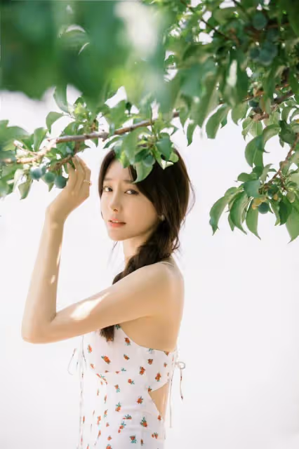 秦嵐曬美照慶43歲生日!穿露背弔帶大秀好身材,膚白貌美仍似少女