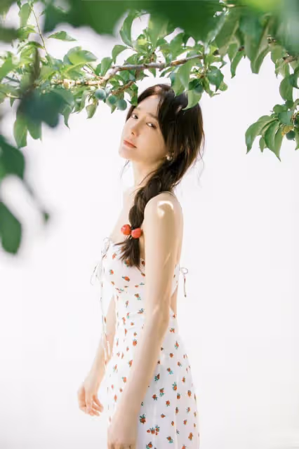 秦嵐曬美照慶43歲生日!穿露背弔帶大秀好身材,膚白貌美仍似少女