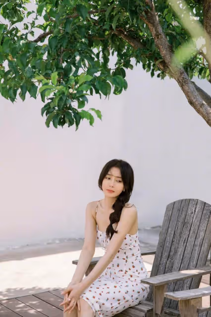 秦嵐曬美照慶43歲生日!穿露背弔帶大秀好身材,膚白貌美仍似少女