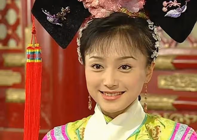 秦嵐曬美照慶43歲生日!穿露背弔帶大秀好身材,膚白貌美仍似少女