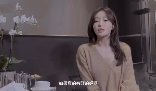 秦嵐曬美照慶43歲生日！穿露背弔帶大秀好身材，膚白貌美仍似少女