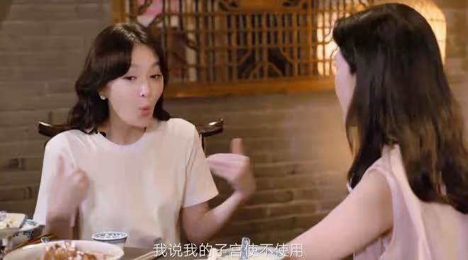 秦嵐曬美照慶43歲生日！穿露背弔帶大秀好身材，膚白貌美仍似少女