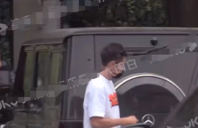 23歲男星外出聚餐,抽菸喝酒姿勢熟練,曾因抽菸疑被女星趕下房車