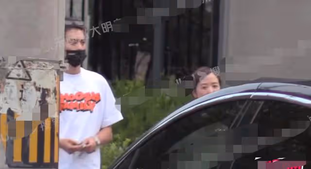 23歲男星外出聚餐,抽菸喝酒姿勢熟練,曾因抽菸疑被女星趕下房車