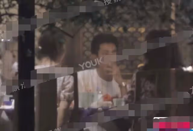 23歲男星外出聚餐,抽菸喝酒姿勢熟練,曾因抽菸疑被女星趕下房車