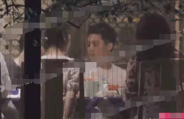 23歲男星外出聚餐,抽菸喝酒姿勢熟練,曾因抽菸疑被女星趕下房車
