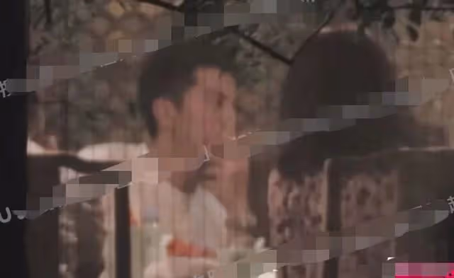 23歲男星外出聚餐,抽菸喝酒姿勢熟練,曾因抽菸疑被女星趕下房車