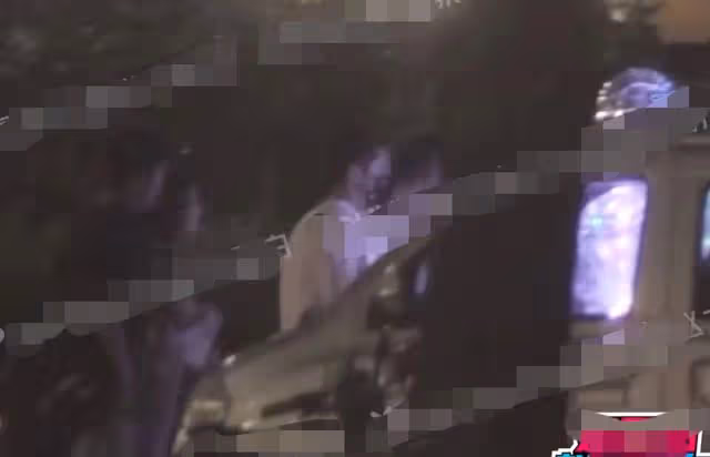 23歲男星外出聚餐,抽菸喝酒姿勢熟練,曾因抽菸疑被女星趕下房車