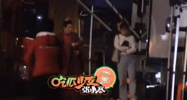 23歲男星外出聚餐,抽菸喝酒姿勢熟練,曾因抽菸疑被女星趕下房車